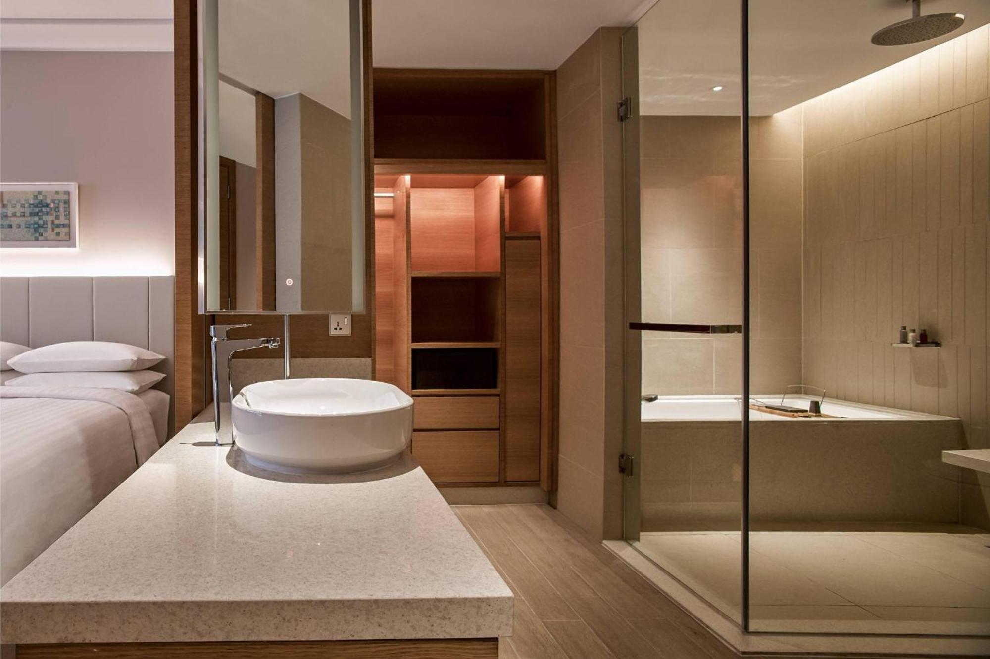 Kota Kinabalu Marriott Hotel Exteriör bild Bathroom