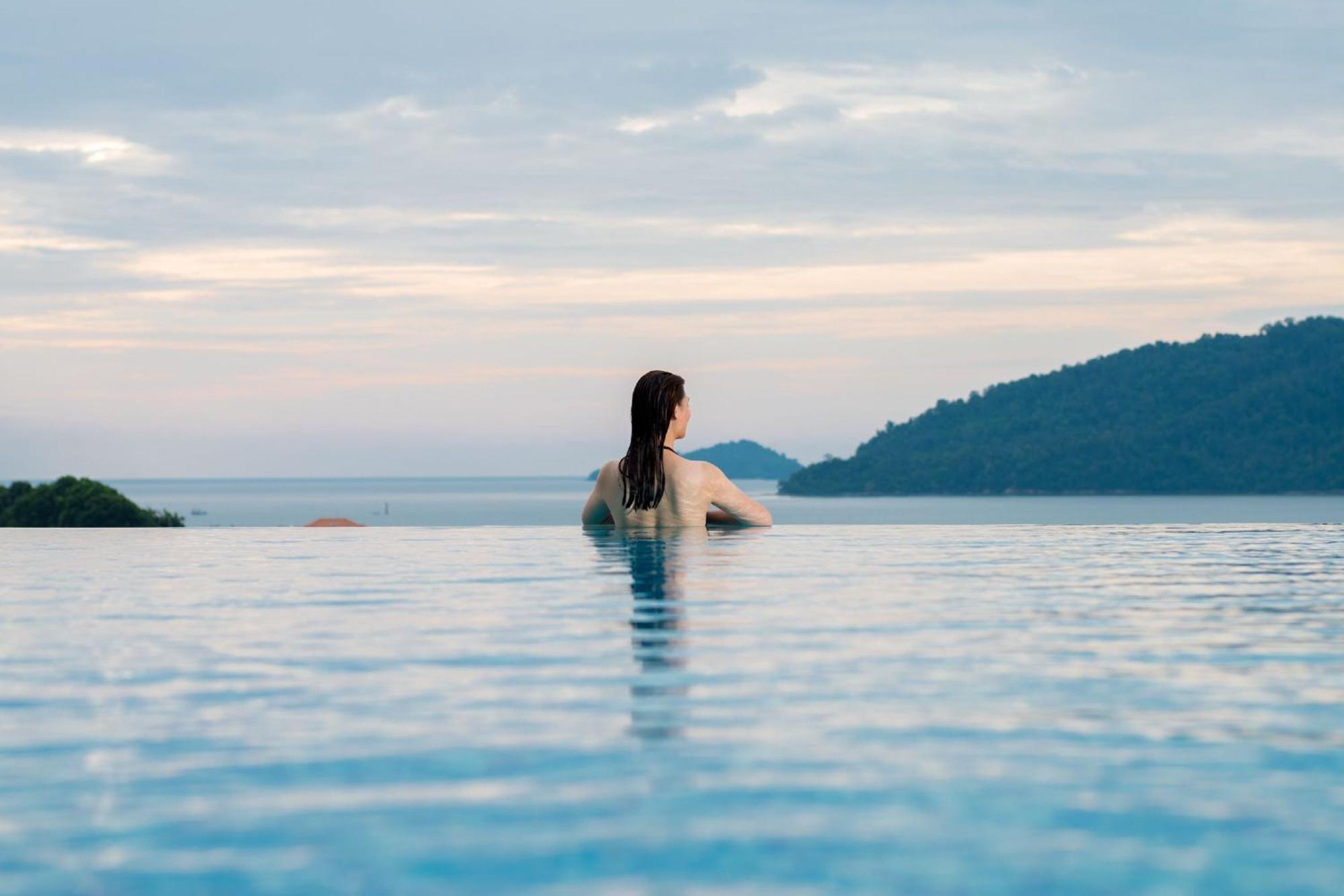 Kota Kinabalu Marriott Hotel Exteriör bild Infinity pool at a resort in Phuket, Thailand