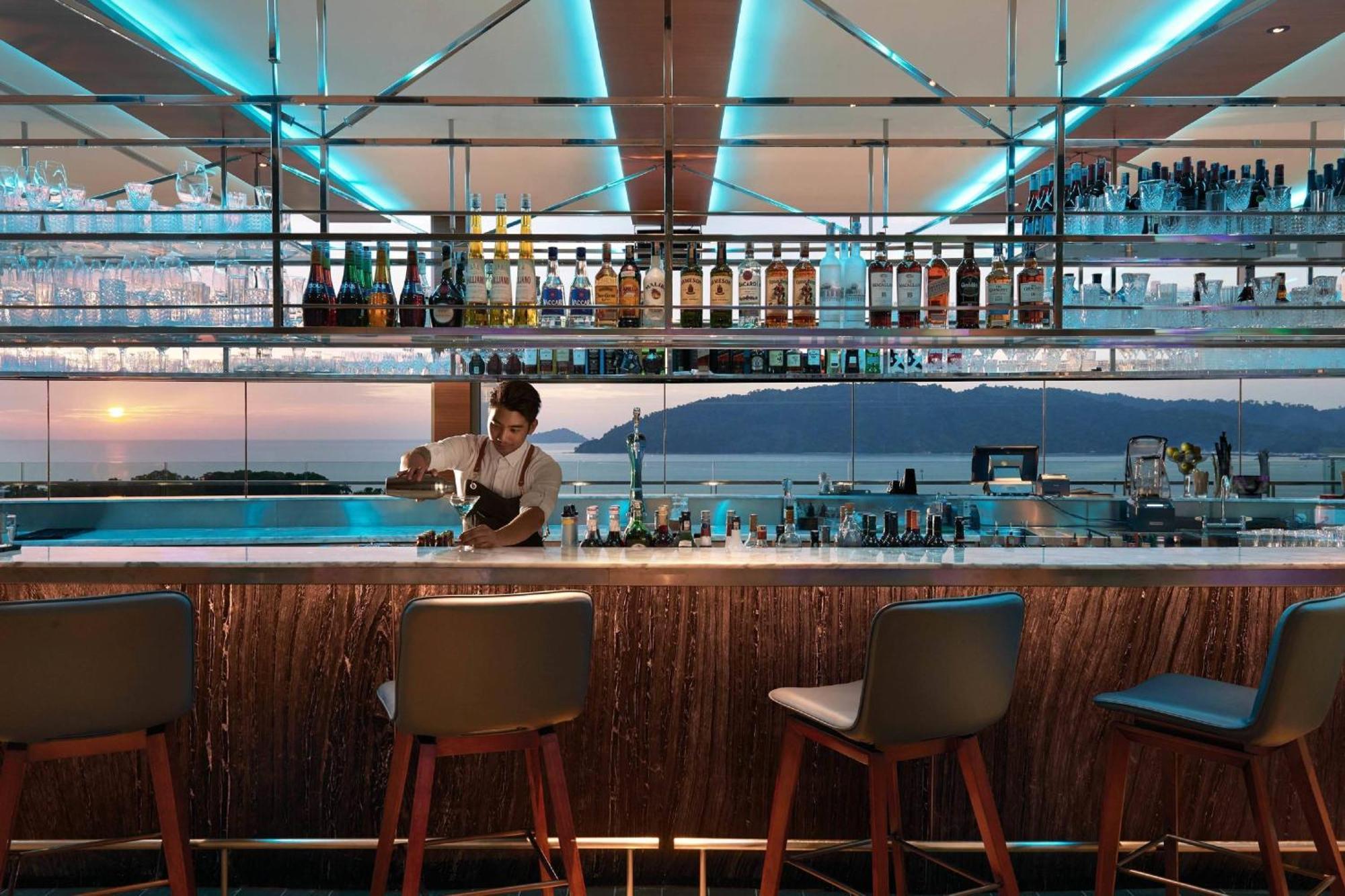 Kota Kinabalu Marriott Hotel Exteriör bild The bar at the Sky Bar