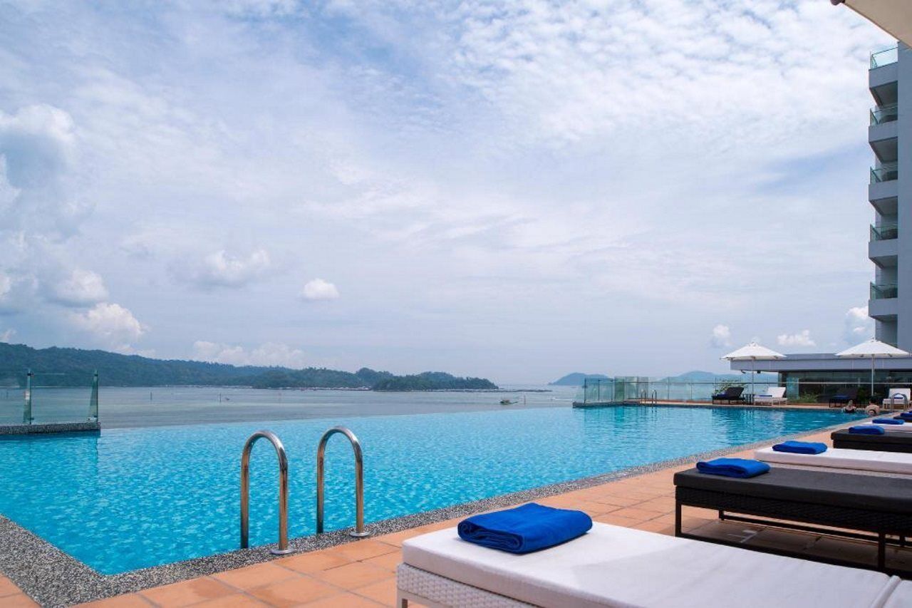 Kota Kinabalu Marriott Hotel Exteriör bild Infinity pool at The Shore Hotel, Langkawi, Malaysia